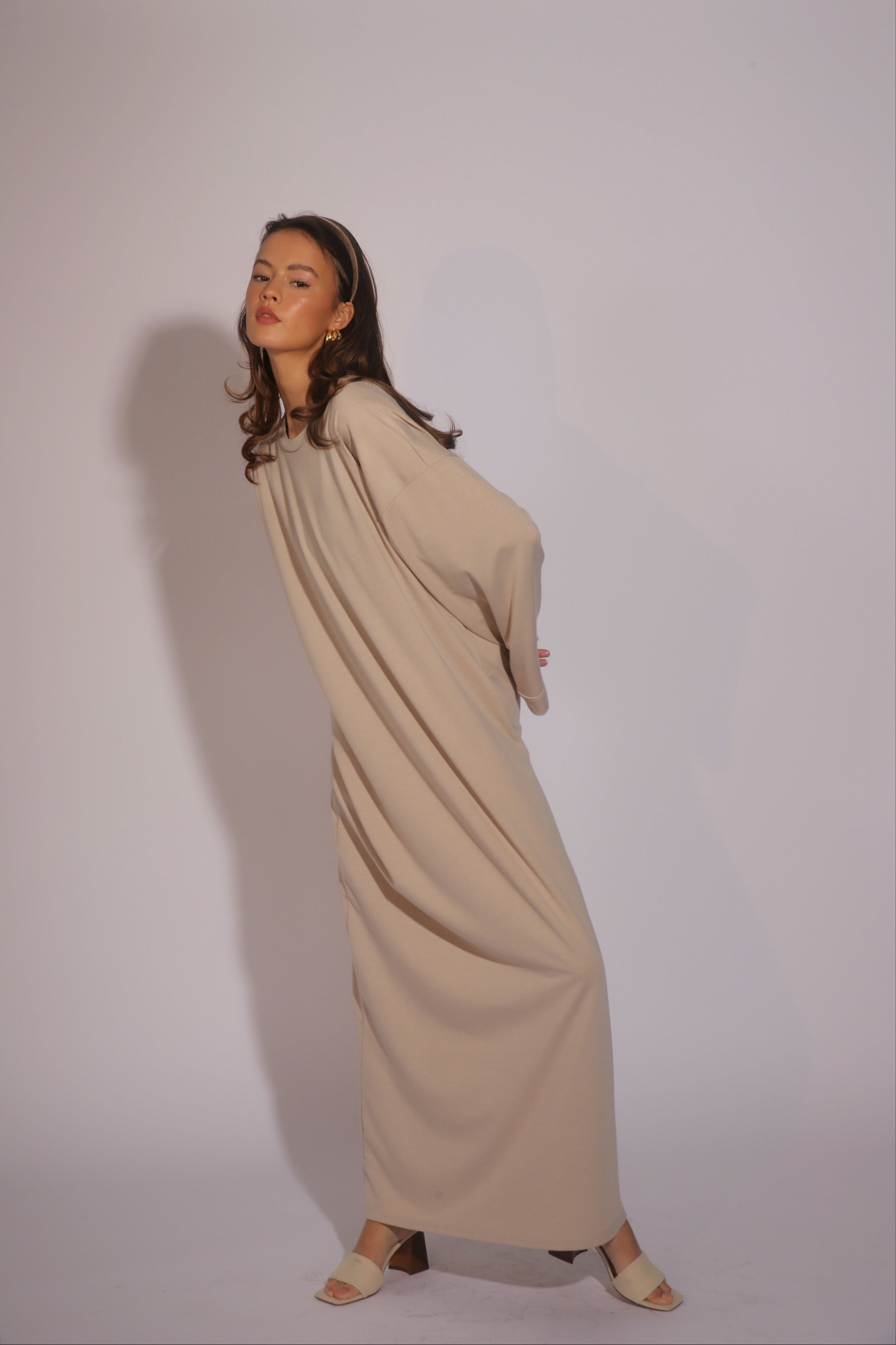 Minimalista Beige Dress